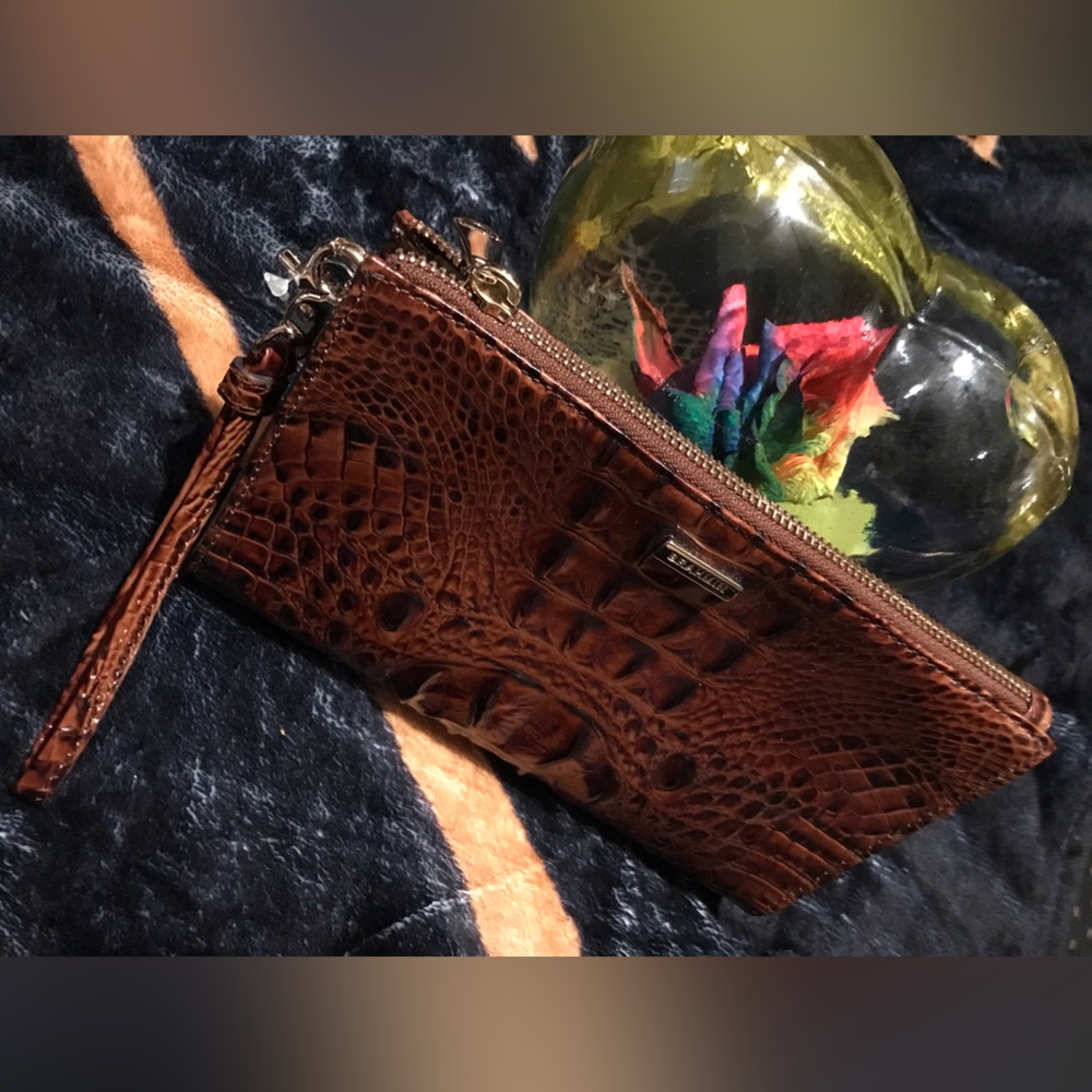 Nwot Brahmin Daisy-Pecan Melbourne Wristlet - Picture 3 of 9